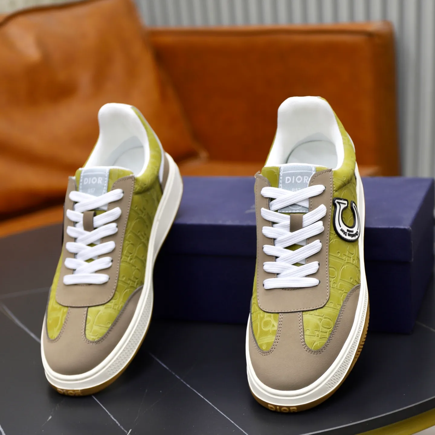 Ex-factory price: 400💰🙅‍♂️🙅‍♂️🙅‍♂️ Brand: Dior DIOR Standard code: 38-44 (45 customized) Grade: Same as the official website Material: Original cowhide material spliced with brand cloth Comfortable and breathable lining Lightweight and wear-resistant sports outsole Style category: Men's fashion casual shoes Running sports shoes Distinguished luxury brand elements Top luxury color: actual picture color